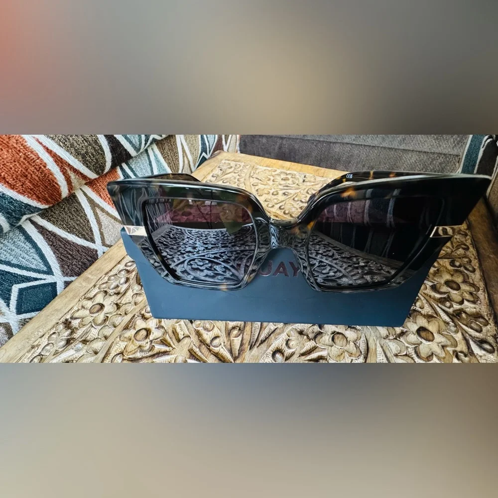 NEW IN BOX!! Quay Notorious Sunglasses in Tortoise - Picture 9 of 16